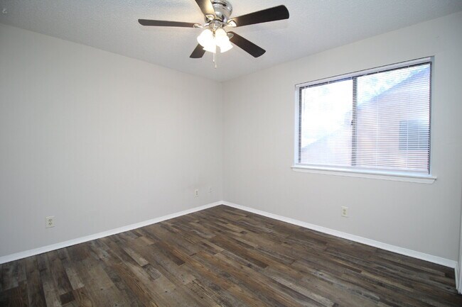 Building Photo - Spacious 3BR Townhome Near Pensacola State College with Flex Room, Private Balcony & Fenced Backy...