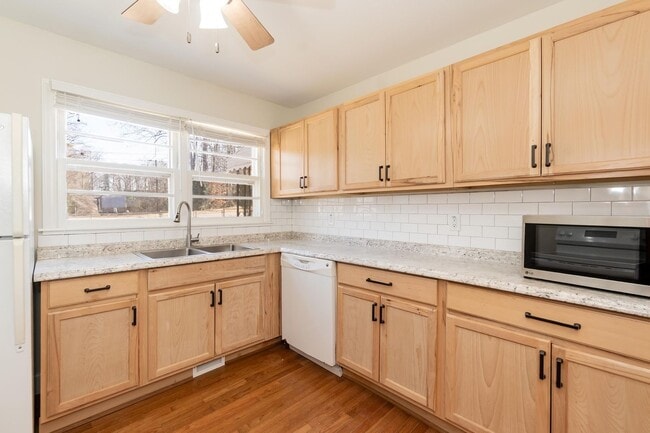 Building Photo - Gorgeous Three Bedroom Home!