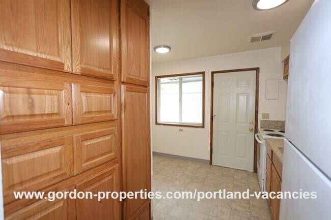 Building Photo - NE 65th Ave - North Tabor single level 1 bedroom apartment