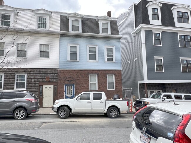 Building Photo - 27 Lexington St