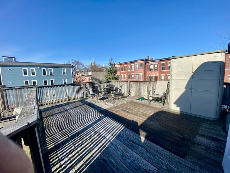 Building Photo - 743 Parker St