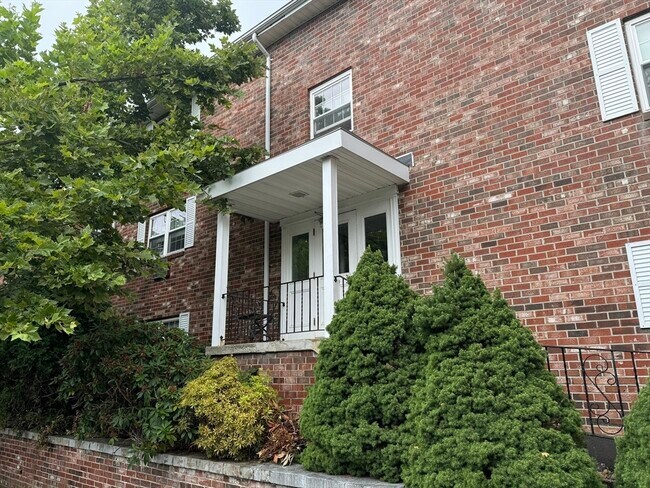 Building Photo - 116 Sycamore St