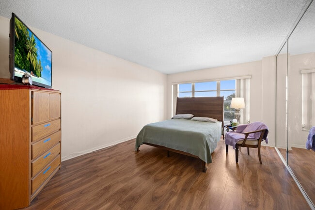 Building Photo - 10777 W Sample Rd