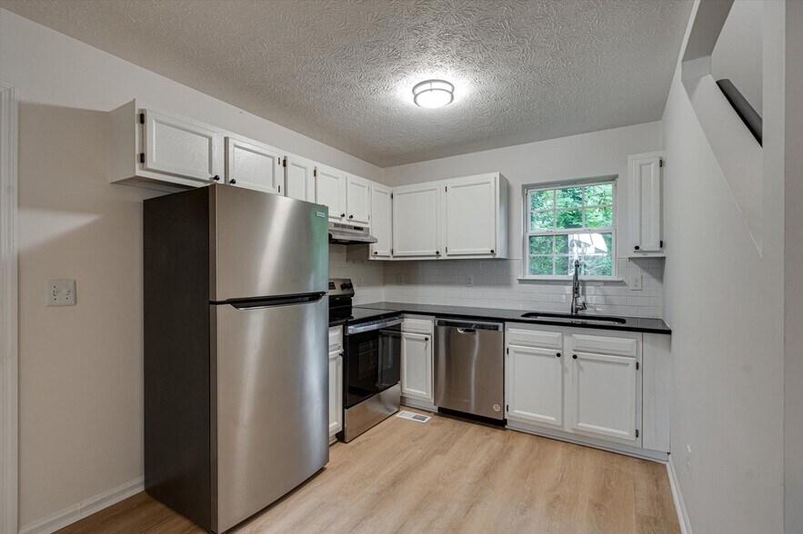 Building Photo - 913 Sylvan Dr