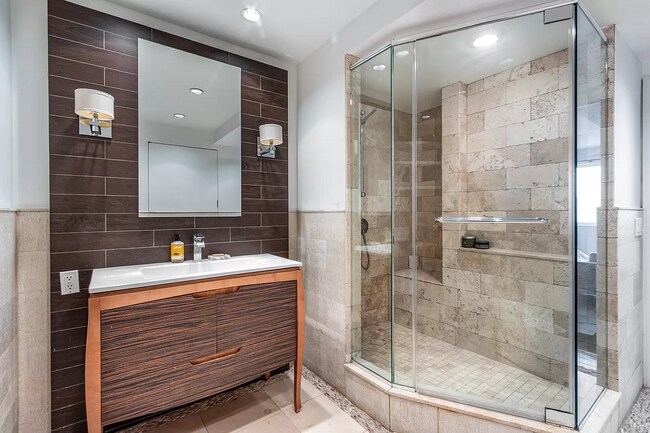 Building Photo - 225 E 86th St