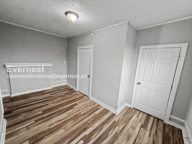 Building Photo - 4 Bed/1 Bath Home with On-Street Parking / Pet-Friendly / Vouchers Accepted / Available Now!