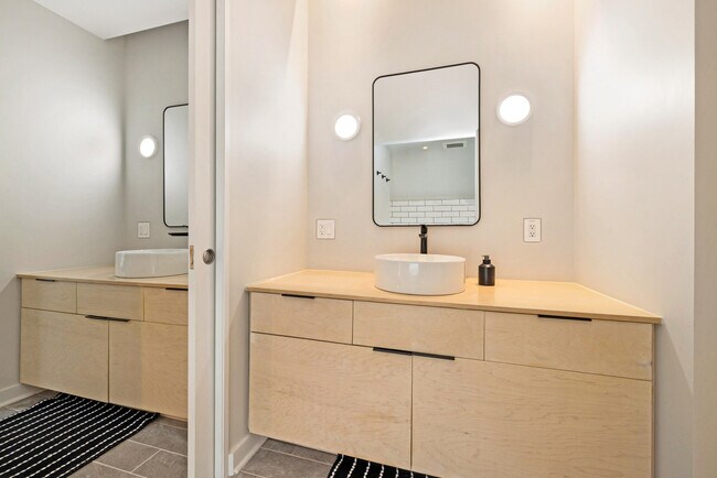 Building Photo - 4445 N Frederick Ave