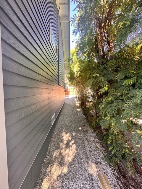 Building Photo - 211 E Walnut Ave