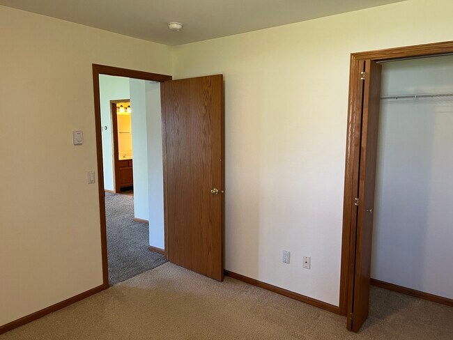 Building Photo - 1105 Heritage Ct