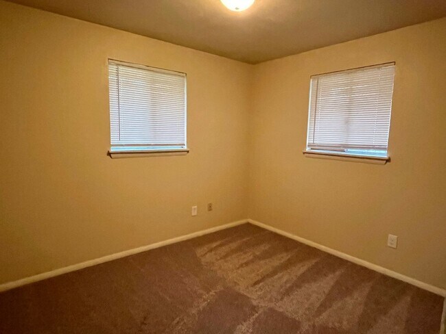 Building Photo - Charming Moore Home with Big Backyard!