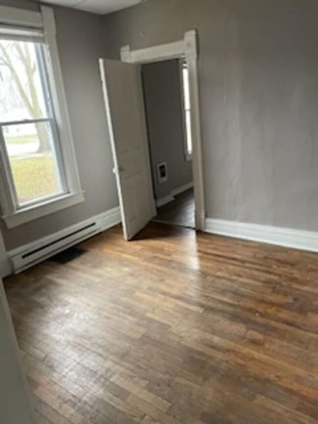 Building Photo - 304 W Eureka St