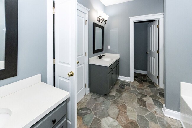 Building Photo - 115 Blackwater Dr