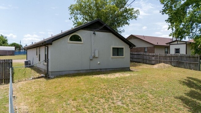 Building Photo - 109 Campfire Cir