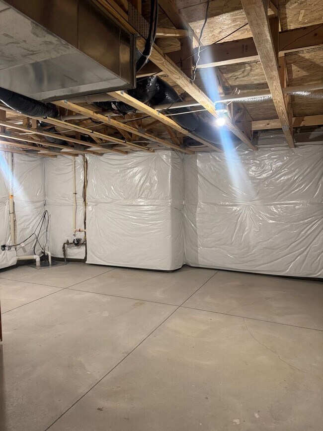 Building Photo - Spacious Ranch Home  5 Bedrooms  3 Bathrooms  3,163 Finished Sq Ft