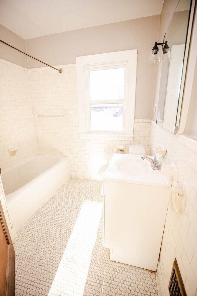 Building Photo - 1452 Rollins Rd