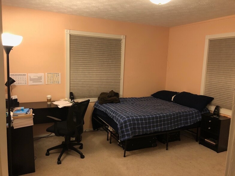Please note that the room is unfurnished - 12802 Ardennes Ave