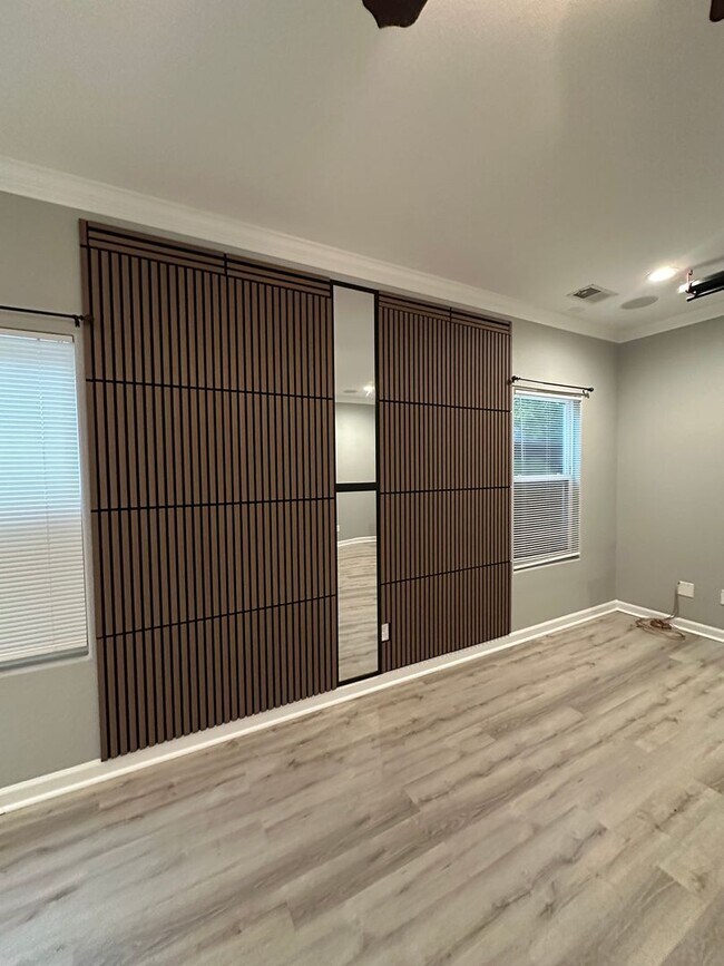 Building Photo - Spacious and beautifully designed home wit...
