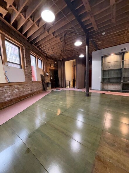 Building Photo - 936 W Roscoe St