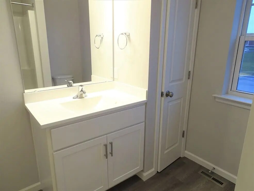 Building Photo - 5 Cobblestone Ct