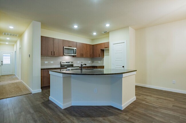 Building Photo - 709 Blackland dr