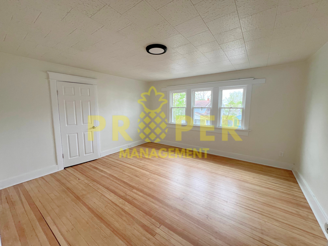 Building Photo - 3 bedrooms 2 bathrooms house for rent