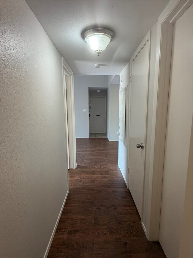 Building Photo - 3300 Pebblebrook Dr