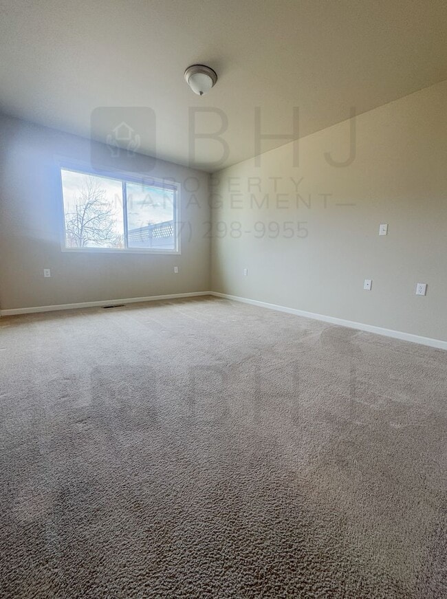 Building Photo - 2 Bed/ 2 Bath twin home in HOA community