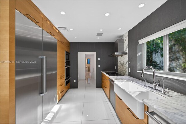 Building Photo - 1000 N Shore Dr