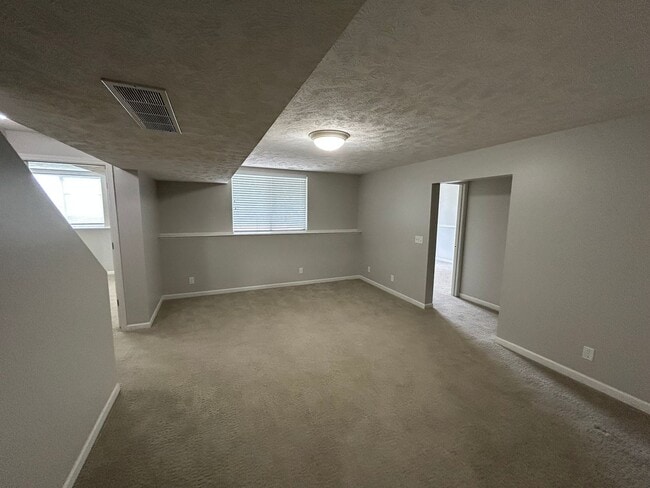 Building Photo - Beautiful Townhome in the popular Vavrina ...
