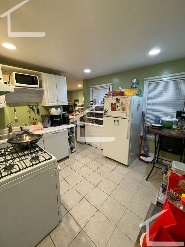 Building Photo - 293 Main St