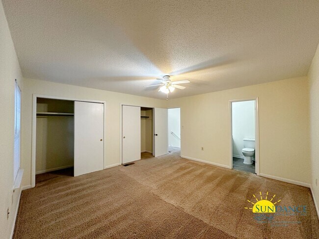 Building Photo - Centrally Located Townhouse with a Communi...