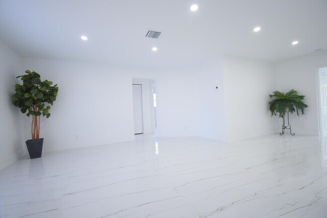 Building Photo - 3541 NW 37th Ave