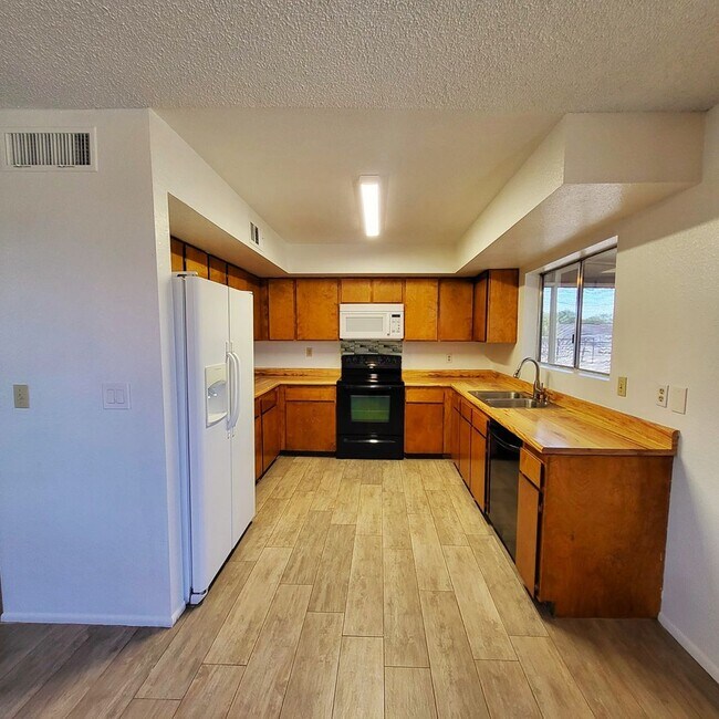 Building Photo - NICE OPEN HOME READY TO RENT!