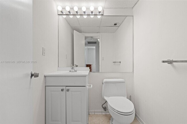 Building Photo - 90 Edgewater Dr