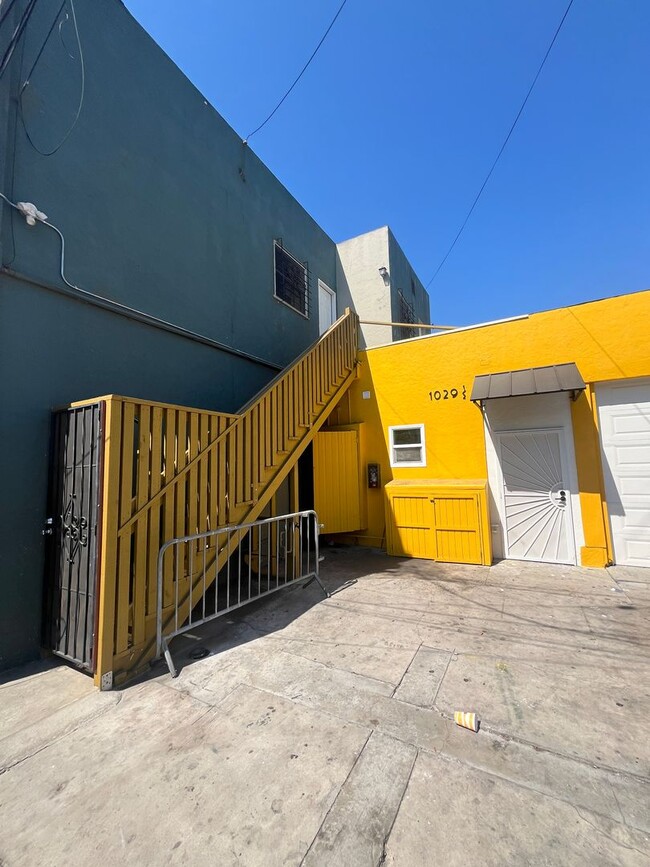 Building Photo - 1031 E 4th St