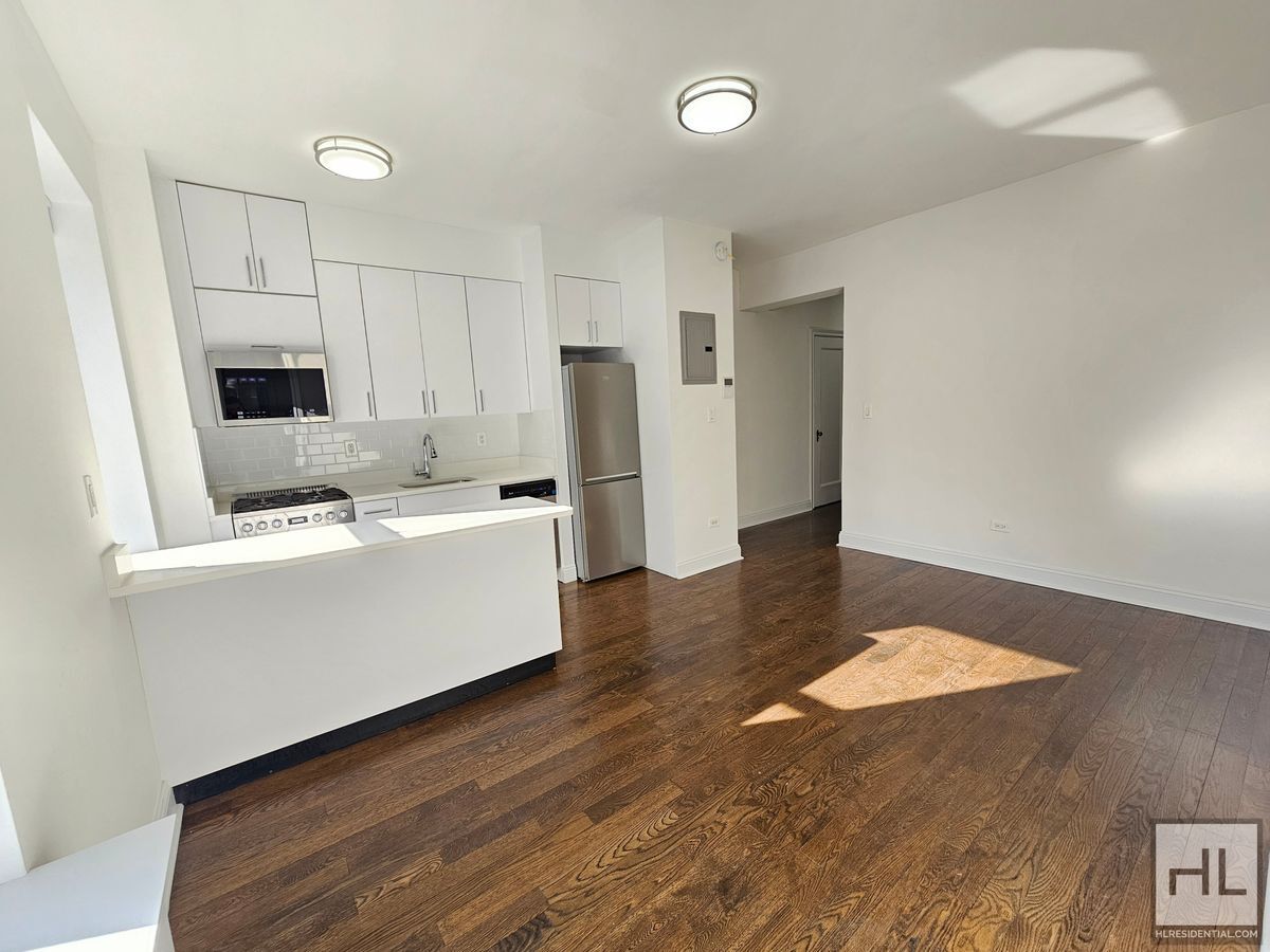Building Photo - Sunny 1-Bedroom in Greenwich Village | Prime Location