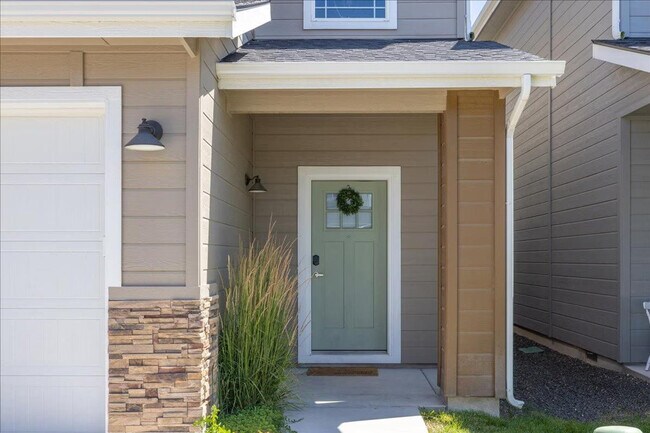 Building Photo - 2052 W Bella Ln