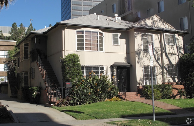 Building Photo - 10993 Wellworth Ave