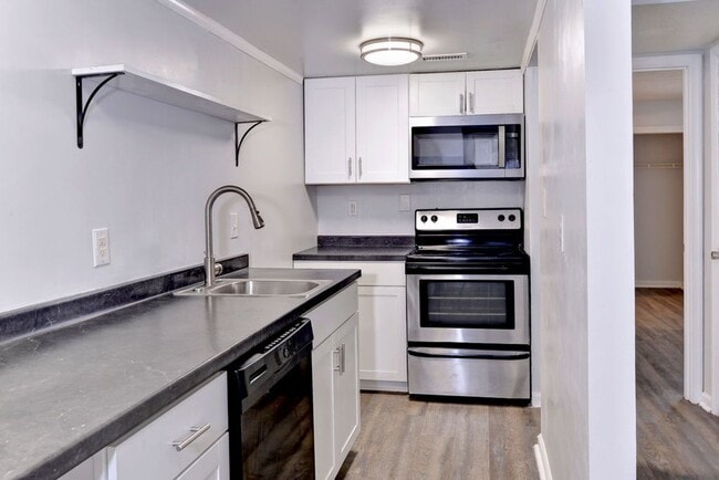 Building Photo - Gated Community Condo in Hampton