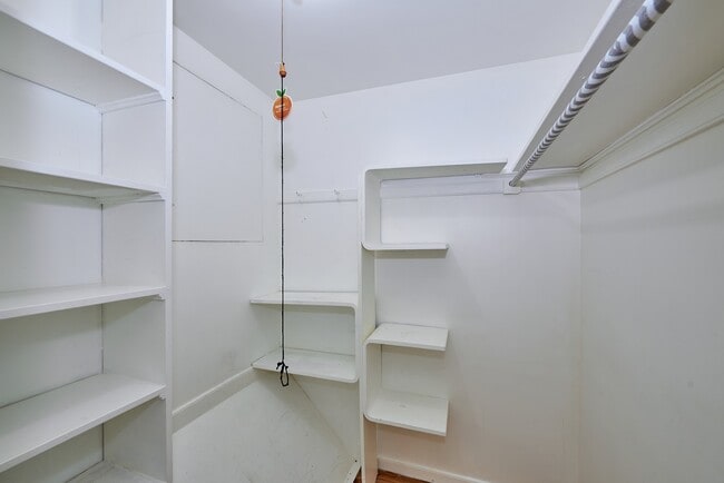 Building Photo - 8418 W Crain St