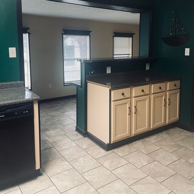 Building Photo - 3 Bedroom/1 Bath - Move/In Ready