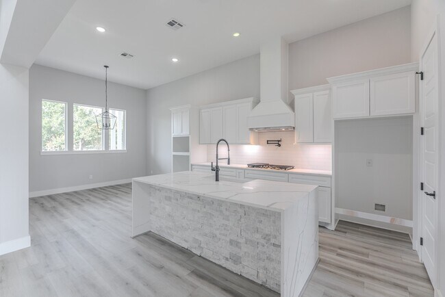 Building Photo - 624 Edgewood Dr