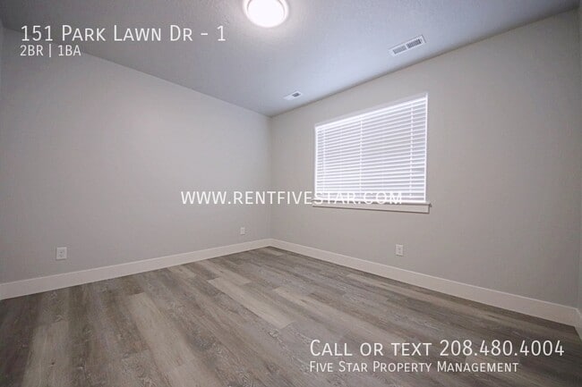 Building Photo - 151 Park Lawn Dr