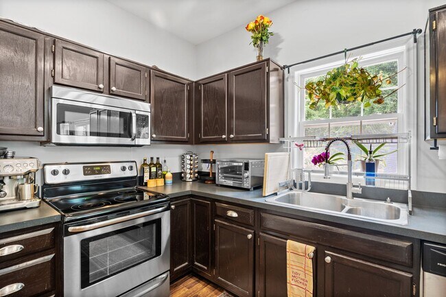 Building Photo - Spacious 3-Bed / 2.5-Bath Home in Southwes...