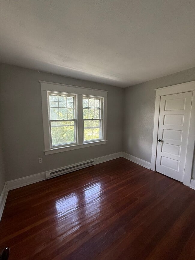 Building Photo - Spacious 3 Bed, 2 Bath Single Family home ...