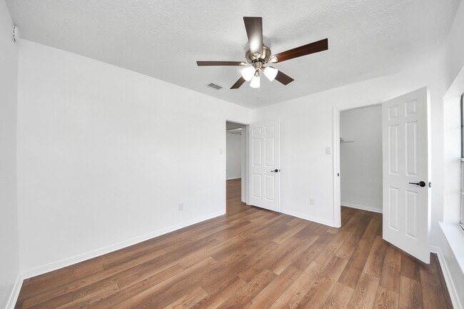 Building Photo - 15919 Lake Lodge Dr