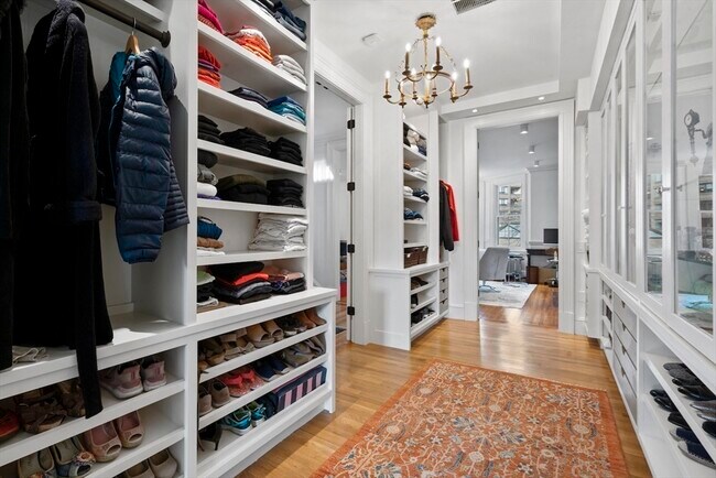 Building Photo - 15 Regent Cir