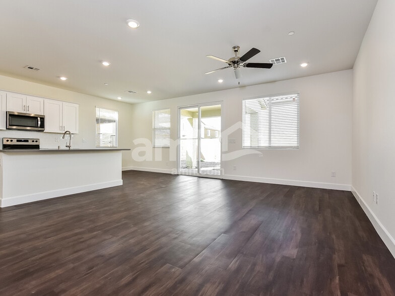 Building Photo - 126 Charmante Tulip Lane