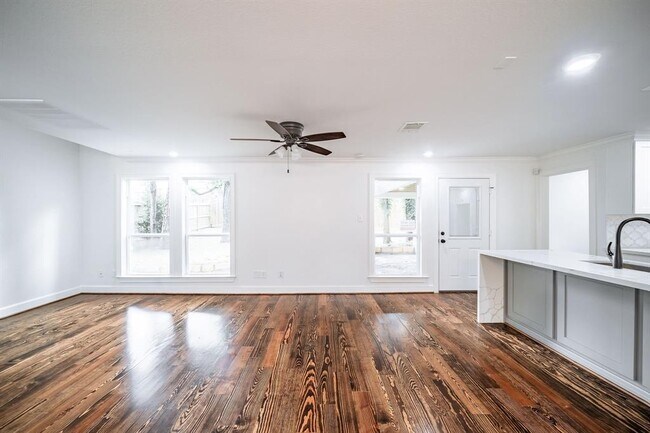 Building Photo - 10038 Westview Dr