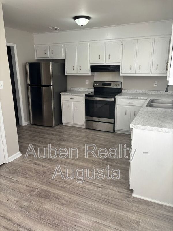 Building Photo - 2930 Dahlia Dr